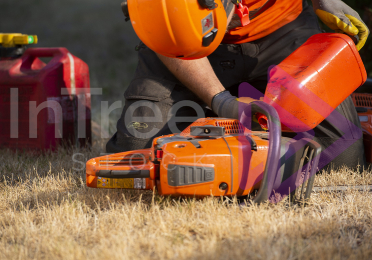 Refill chainsaw with bar oil